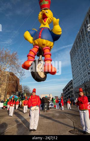 Detroit, Michigan, USA. 24.. November 2022. Ein Sesamstraße Big Bird Ballon bei Detroits Thanksgiving Day Parade, offiziell Amerikas Thanksgiving Parade. Kredit: Jim West/Alamy Live News Stockfoto