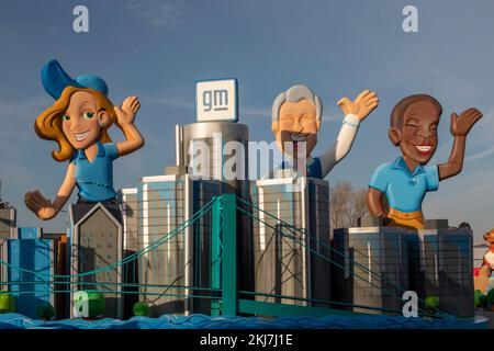 Detroit, Michigan, USA. 24.. November 2022. Ein General Motors Float in Detroits Thanksgiving Day Parade, offiziell Amerikas Thanksgiving Parade. Kredit: Jim West/Alamy Live News Stockfoto