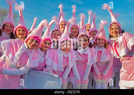 Detroit, Michigan, USA. 24.. November 2022. Junge Frauen posieren für ein Foto vor Detroits Thanksgiving Day Parade, offiziell Amerikas Thanksgiving Parade. Kredit: Jim West/Alamy Live News Stockfoto