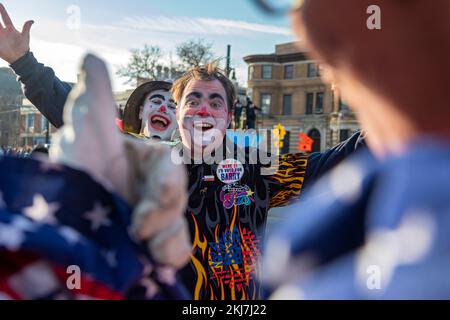 Detroit, Michigan, USA. 24.. November 2022. Mitglieder der Detroit Feuerwehr Clowns bei Detroits Thanksgiving Day Parade, offiziell Amerikas Thanksgiving Parade. Kredit: Jim West/Alamy Live News Stockfoto
