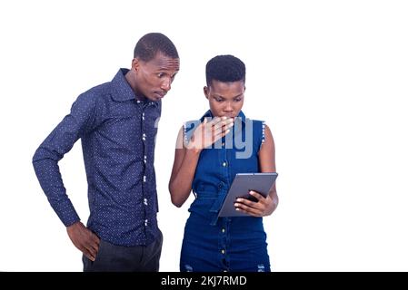 Porträt eines jungen Mannes und einer Frau, die mit einem digitalen Tablet überrascht wurden. Stockfoto