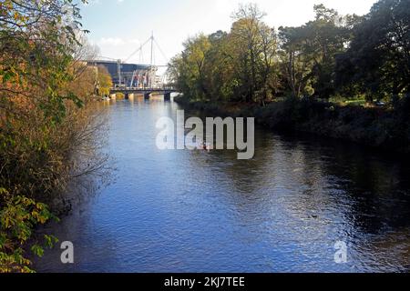 Fluss Taff/Afon TAF mit Blick auf Rugby-Stadion, Canton Bridge Cardiff. Das Millennium-Stadion. Fürstentum-Stadion. November 2022. Im Winter. Bute Park Stockfoto