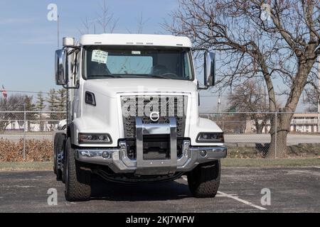 Indianapolis - ca. November 2022: Volvo Trucks VHD 300-achsig Geradeausstellung hinten. Volvo Trucks ist einer der größten Lkw-Hersteller. Stockfoto