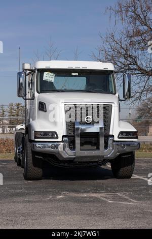 Indianapolis - ca. November 2022: Volvo Trucks VHD 300-achsig Geradeausstellung hinten. Volvo Trucks ist einer der größten Lkw-Hersteller. Stockfoto