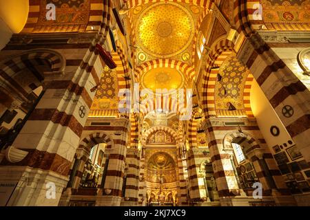 Basilique Notre-Dame de la Garde, Notre-Dame de la Garde, bei den Einheimischen bekannt als Bonne Mère, ist eine katholische Basilika, In Marseille, Frankreich, und der bekanntesten, Symbol. Marseille, Marseilles, Commune in, Bouches-du-Rhône, die zweitgrößte Stadt Frankreichs, Marseille, ist die Präfektur des französischen Departements Bouches-du-Rhône und der Hauptstadt, Der Region Provence-Alpes-Côte d'Azur. Südfrankreich,Frankreich,Frankreich,zweitgrößte Stadt Frankreichs,August,Sommer,Europa,Europa, Stockfoto