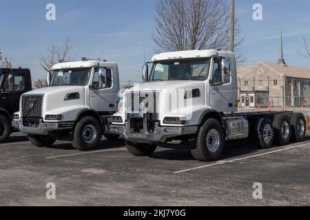 Indianapolis - ca. November 2022: Volvo Trucks VHD 300-achsig Geradeausstellung hinten. Volvo Trucks ist einer der größten Lkw-Hersteller. Stockfoto