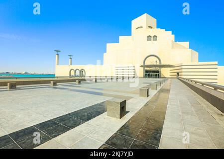 Doha, Katar - 16. Februar 2019: Eintritt zum Museum für islamische Kunst, beliebte Touristenattraktion entlang der Corniche in Doha. Naher Osten, Arabier Stockfoto