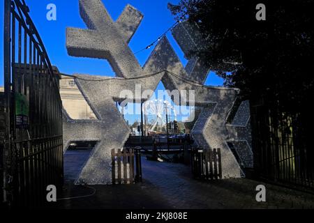 Das Riesenrad, das durch den Eisstern gesehen wird, bietet einen Eingang zum Cardiff Winter Wonderland, Cardiff. Aufgenommen Am 2022. November. Winter/Herbst. Stockfoto