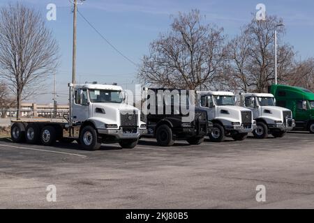 Indianapolis - ca. November 2022: Volvo Trucks VHD 300-achsig Geradeausstellung hinten. Volvo Trucks ist einer der größten Lkw-Hersteller. Stockfoto