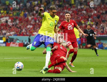 Doha, Katar, 24.. November 2022. Raphael Raphina aus Brasilien, angegriffen von Strahinja Pavlovic aus Serbien während des Spiels der FIFA-Weltmeisterschaft 2022 im Lusail-Stadion in Doha. Der Bildausdruck sollte lauten: David Klein / Sportimage Credit: Sportimage/Alamy Live News Stockfoto