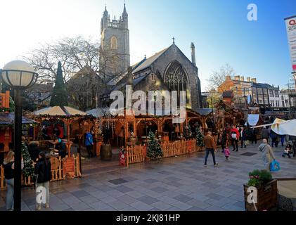 Cardiff Weihnachtsmarkt und St. John's Kirche. . Aufgenommen Am 2022. November. Winter/Herbst. Stockfoto