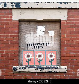 Verkleidetes Fenster des heruntergekommenen Hauses (abgerissen 2023) Stockfoto