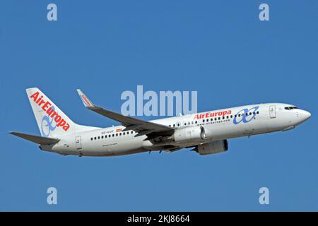 Deutschland, Bayern, München: EC-LUT Boeing 737-85P (c/n 36592) von Air Europa am Münchner Franz-Josef-Strauss-Flughafen. Stockfoto