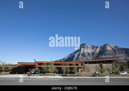 Besucherzentrum des Waterton Lakes National Parks in den Rocky Mountains mit klarem blauem Himmel in Alberta, Kanada Stockfoto