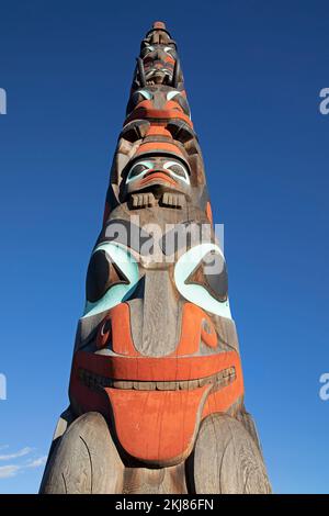 Two Brothers Totem Pole im Jasper National Park, Kanada. Rot, Blau und Schwarz sind traditionelle Haida-Farben. Geschnitzt von Jaalen und Gwaai Edenshaw Stockfoto