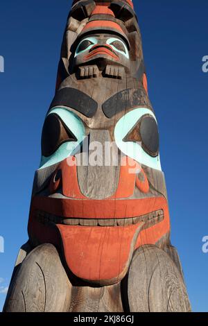 Two Brothers Totem Pole im Jasper National Park, Kanada. Rot, Blau und Schwarz sind traditionelle Haida-Farben. Geschnitzt von Jaalen und Gwaai Edenshaw Stockfoto