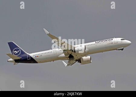 Deutschland, Bayern, München: D-AIEI Airbus A.321-271NX (c/n 10304) der Lufthansa am Münchner Flughafen Franz Josef Strauss. Stockfoto