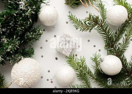 Pfeffermühle und ganzer Pfeffer in einer Holzschaufel auf einem Holztisch. Stockfoto