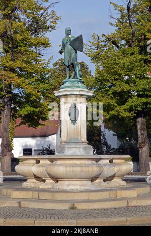 Deutschland, Bayern, Ingolstadt: Statue von Kaiser Ludwig dem Bayer, der von 1310 bis 1314 in Ingolstadt lebte und den Brunnen am Paradeplatz überragt Stockfoto