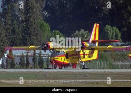 Türkei, Mugla, Bodrum: TC-TKM Canadair CL-215 1A10 (c/n 1027) der Türkischen Luftfahrtgesellschaft. Stockfoto