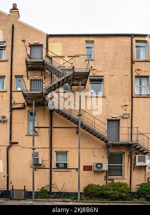 Feuerleiter auf Seite des Hotelgebäudes Stockfoto
