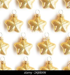 Nahtloses Muster mit goldenen Weihnachtssternen auf weißem Hintergrund. Abstrakter Weihnachtshintergrund. Stockfoto