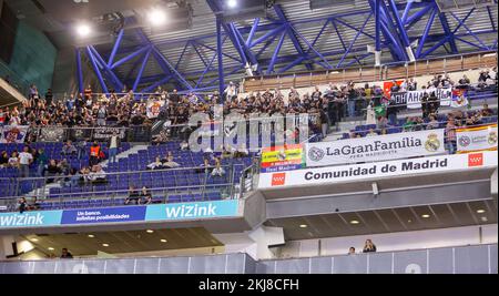 Madrid, Spanien. 24.. November 2022. 24.. November 2022; Wizink Center; Madrid; Spanien; Turkish Airlines Euroleague Basketball; Real Madrid vs Partizan Mozzart Bet Belgrade; Unterstützer von Partizan im Wizink Center während des Spiels 900/Cordon Press Credit: CORDON PRESS/Alamy Live News Stockfoto