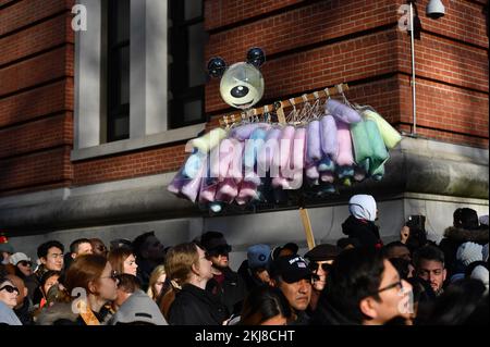 New York, USA. 24.. November 2022. Ein Zuckerwatte-Verkäufer durchquert die Menschenmassen im Central Park West, während sie auf den Beginn der jährlichen Macy's Thanksgiving Day Parade 96. in New York, NY, am 24. November 2022 warten. (Foto: Anthony Behar/Sipa USA) Guthaben: SIPA USA/Alamy Live News Stockfoto