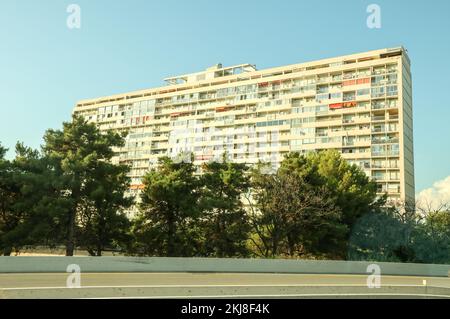 Riesig,Apartment,Apartmenthaus,Apartments,Appartement,Wohnblock,Wohnungen,Unterkunft,in,at,Marseille,Marseille,Gemeinde in, Bouches-du-Rhône, die zweitgrößte Stadt Frankreichs, Marseille, ist die Präfektur des französischen Departements Bouches-du-Rhône und der Hauptstadt, Der Region Provence-Alpes-Côte d'Azur. Südfrankreich,Frankreich,Frankreich,zweitgrößte Stadt Frankreichs,August,Sommer,Europa,Europa, Stockfoto