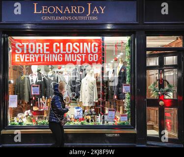 London, Großbritannien. 24.. November 2022. Ein kleiner Laden in der Bond Street wirbt sowohl für den Black Friday als auch für den Schlussverkauf. Die Käufer gehen in der Regent Street und der Oxford Street vorbei und zeigen ihre „Black Friday Sales“-Schilder und Rabatte, die bereit sind für die morgige berühmte Verkaufsveranstaltung. Kredit: Imageplotter/Alamy Live News Stockfoto