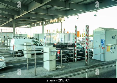 Maut,Maut,Mautstelle,bezahlen,Maut,Autobahn,Fahrzeug,Zahlung,für,schnelle Straßenbenutzung,Autoroute,Schnellstraße,auf,Außenbezirke,von,Marseille,Marseille,Gemeinde in, Bouches-du-Rhône, die zweitgrößte Stadt Frankreichs, Marseille, ist die Präfektur des französischen Departements Bouches, du-Rhône und Der Region Provence-Alpes-Côte d'Azur. Südfrankreich,Frankreich,Frankreich,zweitgrößte Stadt Frankreichs,August,Sommer,Europa,Europa, Stockfoto