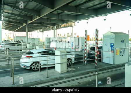 Maut,Maut,Mautstelle,bezahlen,Maut,Autobahn,Fahrzeug,Zahlung,für,schnelle Straßenbenutzung,Autoroute,Schnellstraße,auf,Außenbezirke,von,Marseille,Marseille,Gemeinde in, Bouches-du-Rhône, die zweitgrößte Stadt Frankreichs, Marseille, ist die Präfektur des französischen Departements Bouches, du-Rhône und Der Region Provence-Alpes-Côte d'Azur. Südfrankreich,Frankreich,Frankreich,zweitgrößte Stadt Frankreichs,August,Sommer,Europa,Europa, Stockfoto