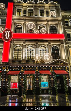 London, Großbritannien. 24.. November 2022. Hübsche Dekorationen und Lichterketten im Cartier-Laden. Menschen in der Bond Street, Mayfair's berühmter Einkaufsstraße, und entlang Piccadilly stöbern durch die Schaufenster und bewundern die vielen bunten Ausstellungen und aufwändigen Weihnachtsdekorationen in den Luxusgeschäften von Mayfair. Kredit: Imageplotter/Alamy Live News Stockfoto