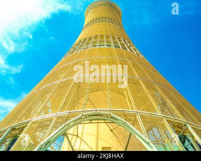 Doha, Katar - 21. Februar 2019: Blick von unten in den blauen Himmel des 5-Sterne-Luxushotels Aspire Tower oder des Torch Doha in Aspire Park im Stockfoto