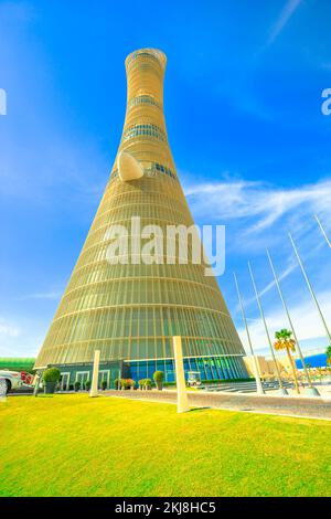 Doha, Katar - 21. Februar 2019: Aspire Tower oder The Torch, Hochhaushotel am blauen Himmel. Der Olympiaturm von Doha wurde für die „Asian Games Flame“ von 2006 erbaut Stockfoto