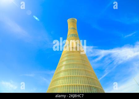 Doha, Katar - 21. Februar 2019: Aspire Tower oder The Torch, Hochhaushotel am blauen Himmel. Der Olympiaturm von Doha wurde für die „Asian Games Flame“ von 2006 erbaut Stockfoto