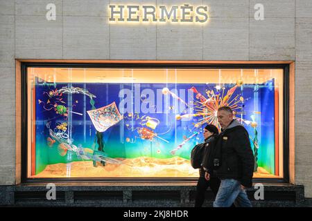 London, Großbritannien. 24.. November 2022. Die Leute gehen an einer hübschen Ausstellung in Hermes vorbei. Menschen in der Bond Street, Mayfair's berühmter Einkaufsstraße, und entlang Piccadilly stöbern durch die Schaufenster und bewundern die vielen bunten Ausstellungen und aufwändigen Weihnachtsdekorationen in den Luxusgeschäften von Mayfair. Kredit: Imageplotter/Alamy Live News Stockfoto