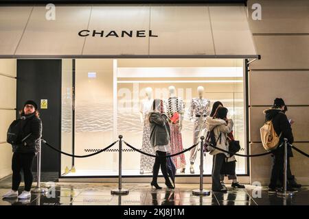 London, Großbritannien. 24.. November 2022. Lange Schlangen von Käufern warten geduldig vor dem Chanel Store. Menschen in der Bond Street, Mayfair's berühmter Einkaufsstraße, und entlang Piccadilly stöbern durch die Schaufenster und bewundern die vielen bunten Ausstellungen und aufwändigen Weihnachtsdekorationen in den Luxusgeschäften von Mayfair. Kredit: Imageplotter/Alamy Live News Stockfoto