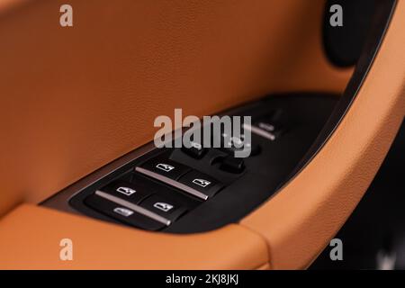 Nahaufnahme der Taste Steuerung Fenster in modernen Auto-Interieur. Detail Fahrzeuginnenraum. Türgriff mit Fenstersteuerung Stockfoto