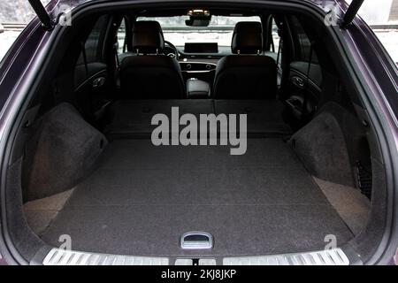 Riesiger, sauberer und leerer Kofferraum im Innenraum eines kompakten suv. Rückansicht eines SUV-Fahrzeugs mit offenem Kofferraum Stockfoto