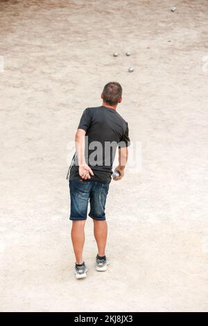 Abend, Petanque, Boules, Petanque Court, La Ciotat, A, Gemeinde, in der, Bouches-du-Rhône, Departement Provence-Alpes-Côte d'Azur, Region, Südfrankreich. Frankreich, Frankreich, Frankreich, Frankreich, zweitgrößte Stadt in Frankreich, August, Sommer, Europa, Europa, Mediterannean, Pétanque ist ein Sport, der in die Kategorie der Boule-Sportarten fällt, zusammen mit raffa, Bocce, Boule lyonnaise, Rasenschüsseln, Und Crown Green Bowling. In all diesen Sportarten spielen Spieler oder Teams ihre Boules/Bälle gegen einen Zielball. In Pétanque ist das Ziel, Punkte zu erzielen, indem Boule näher am Ziel liegen als der Gegner. Stockfoto