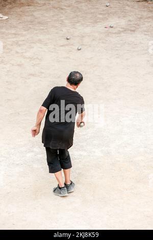 Abend, Petanque, Boules, Petanque Court, La Ciotat, A, Gemeinde, in der, Bouches-du-Rhône, Departement Provence-Alpes-Côte d'Azur, Region, Südfrankreich. Frankreich, Frankreich, Frankreich, Frankreich, zweitgrößte Stadt in Frankreich, August, Sommer, Europa, Europa, Mediterannean, Pétanque ist ein Sport, der in die Kategorie der Boule-Sportarten fällt, zusammen mit raffa, Bocce, Boule lyonnaise, Rasenschüsseln, Und Crown Green Bowling. In all diesen Sportarten spielen Spieler oder Teams ihre Boules/Bälle gegen einen Zielball. In Pétanque ist das Ziel, Punkte zu erzielen, indem Boule näher am Ziel liegen als der Gegner. Stockfoto