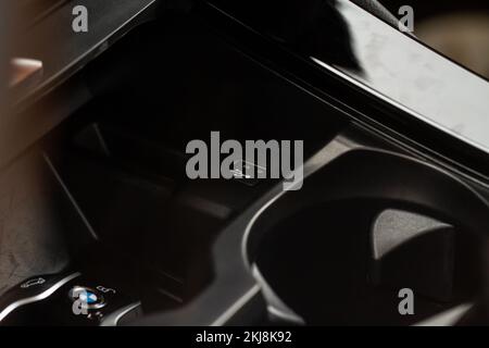 USB-Anschluss in der Fahrzeugkonsole aus nächster Nähe. Detail im Innenraum des Autos. Details zum Auto-usb-Ladegerät. Stockfoto