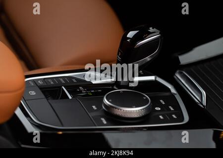 Modernes Automatikgetriebe. Nahaufnahme des Getriebegriffs. Automatischer Schaltstab. Stockfoto