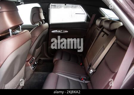 Moderner SUV im Inneren. Leichte Rücksitze in Leder in einem modernen Luxusfahrzeug. Komfortable Ledersitze. Stockfoto