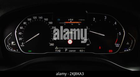 Moderne, helle Auto Kilometerstand (Armaturenbrett, Laufleistung) auf  schwarzem Hintergrund. Neue Anzeige eines modernen Autos. Km/h  Stockfotografie - Alamy