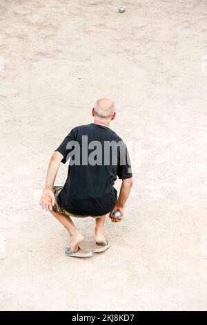 Abend, Petanque, Boules, Petanque Court, La Ciotat, A, Gemeinde, in der, Bouches-du-Rhône, Departement Provence-Alpes-Côte d'Azur, Region, Südfrankreich. Frankreich, Frankreich, Frankreich, Frankreich, zweitgrößte Stadt in Frankreich, August, Sommer, Europa, Europa, Mediterannean, Pétanque ist ein Sport, der in die Kategorie der Boule-Sportarten fällt, zusammen mit raffa, Bocce, Boule lyonnaise, Rasenschüsseln, Und Crown Green Bowling. In all diesen Sportarten spielen Spieler oder Teams ihre Boules/Bälle gegen einen Zielball. In Pétanque ist das Ziel, Punkte zu erzielen, indem Boule näher am Ziel liegen als der Gegner. Stockfoto