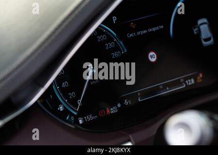 Modernes Armaturenbrett mit Tachometer und Drehzahlmesser. Armaturenbrett. Details zum Armaturenbrett. Moderner Fahrzeuginnenraum. Der Tachometer eines Modernen Stockfoto
