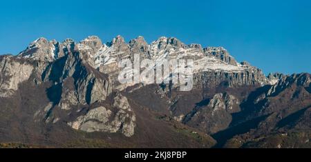 Blick auf den Berg Resegone in den italienischen Alpen Stockfoto