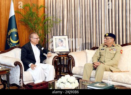 (221124) -- ISLAMABAD, 24. November 2022 (Xinhua) -- der pakistanische Präsident Arif Alvi (L) trifft sich am 24. November 2022 mit dem neu ernannten Vorsitzenden des Personalausschusses Sahir Shamshad Mirza in Islamabad, pakistanische Hauptstadt, zusammen. Der pakistanische Präsident Arif Alvi ernannte am Donnerstag Generalleutnant Asim Munir zum neuen Generalstabschef des Landes, wie der Medienflügel des Sekretariats des Präsidenten in einer Erklärung erklärte. Alvi ernannte außerdem Generalleutnant Sahir Shamshad Mirza, der mit sofortiger Wirkung in den Rang eines Generals befördert wurde, zum Vorsitzenden der gemeinsamen Vorsitzenden der Personalkommission wi Stockfoto